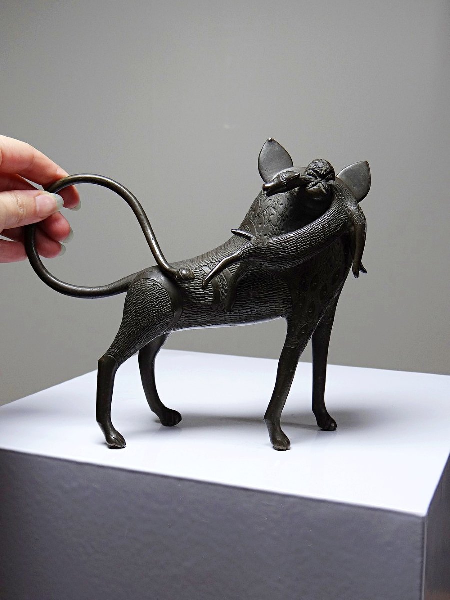 Subject, Lion, Hyena, Beast In Bronze From Benin Dahomey Cotonou Vintage/old-photo-4