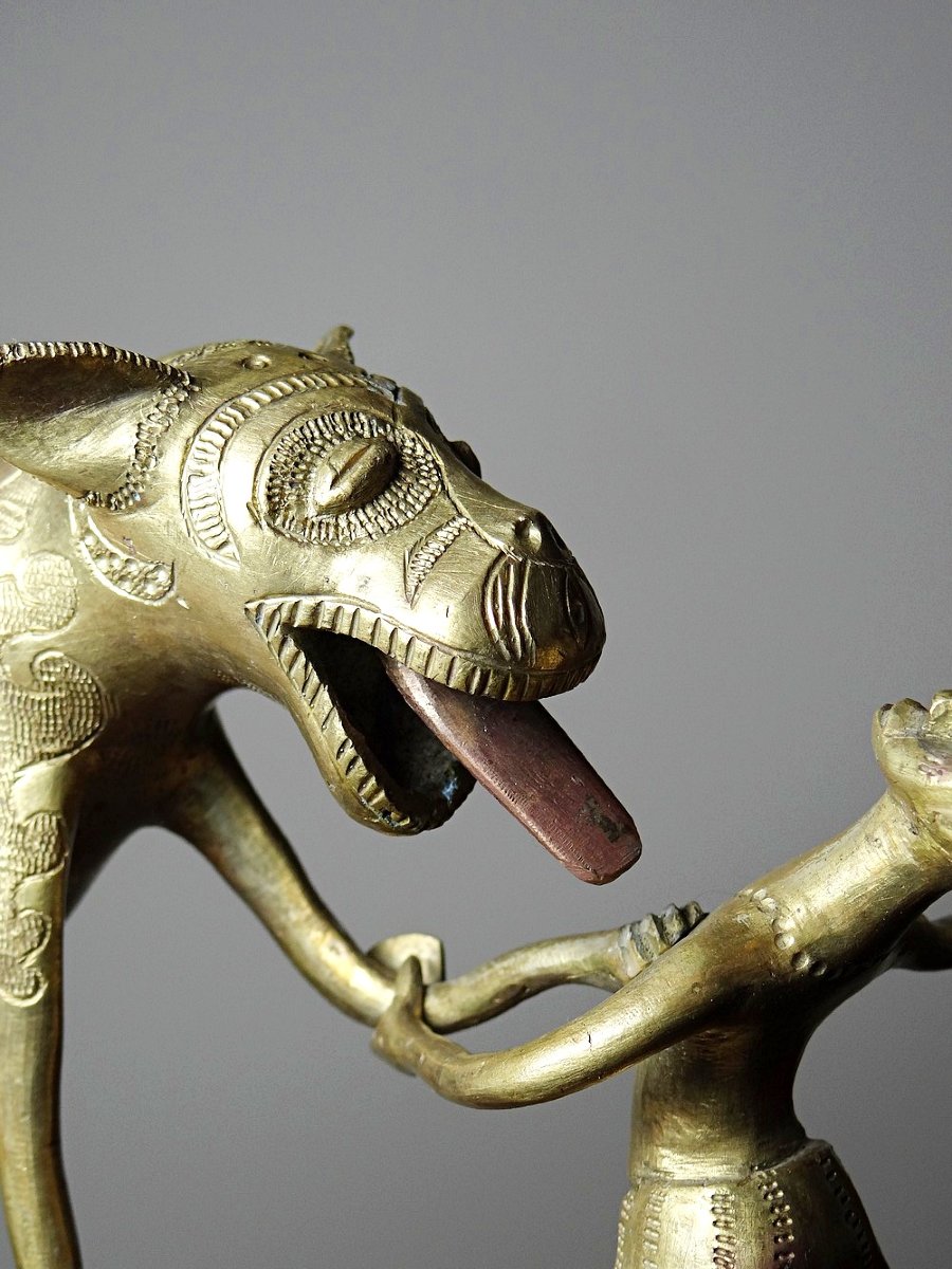 Bronze du Dahomey, Bénin Afrique, vintage/ancien XXe "Le chasseur et la bête"-photo-1