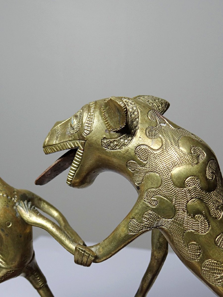 Bronze du Dahomey, Bénin Afrique, vintage/ancien XXe "Le chasseur et la bête"-photo-2