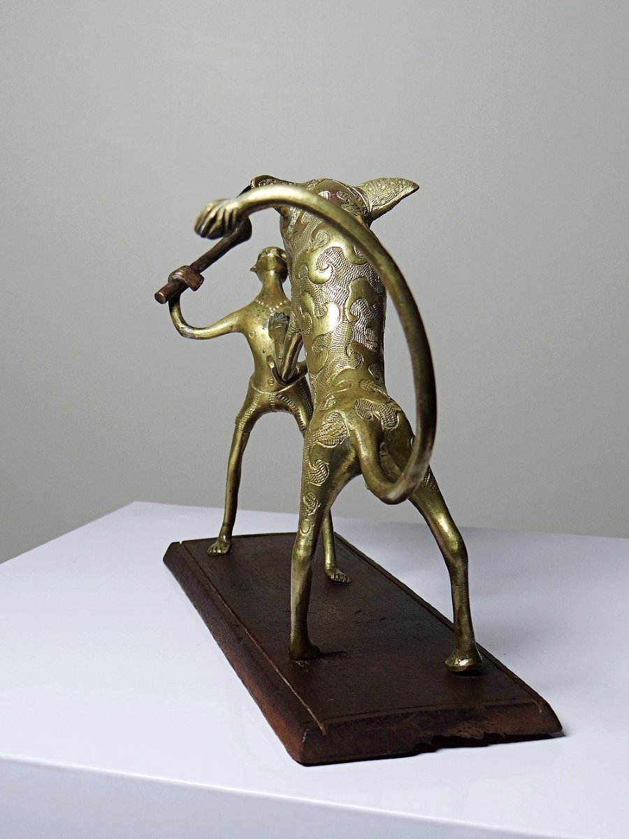 Bronze du Dahomey, Bénin Afrique, vintage/ancien XXe "Le chasseur et la bête"-photo-4