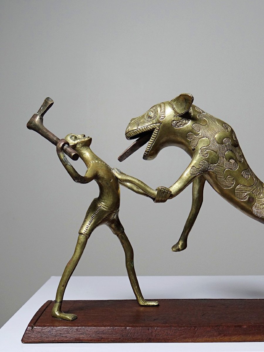 Bronze du Dahomey, Bénin Afrique, vintage/ancien XXe "Le chasseur et la bête"-photo-7