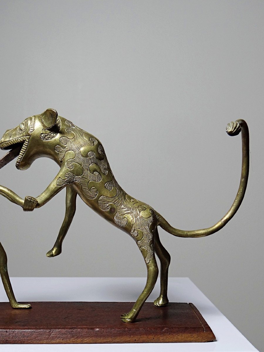 Bronze du Dahomey, Bénin Afrique, vintage/ancien XXe "Le chasseur et la bête"-photo-8