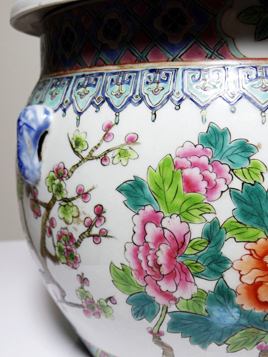 Chinese Porcelain Covered Pot, Floral Famille Rose Decoration, 20th Century-photo-1