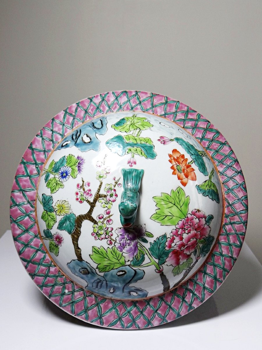 Chinese Porcelain Covered Pot, Floral Famille Rose Decoration, 20th Century-photo-3