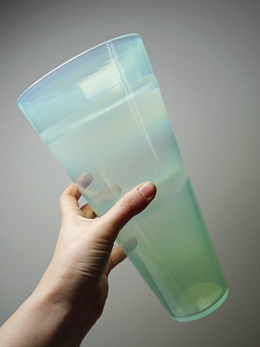 Vase en verre opalin soufflé, style Kosta Boda, design scandinave XXe-photo-4