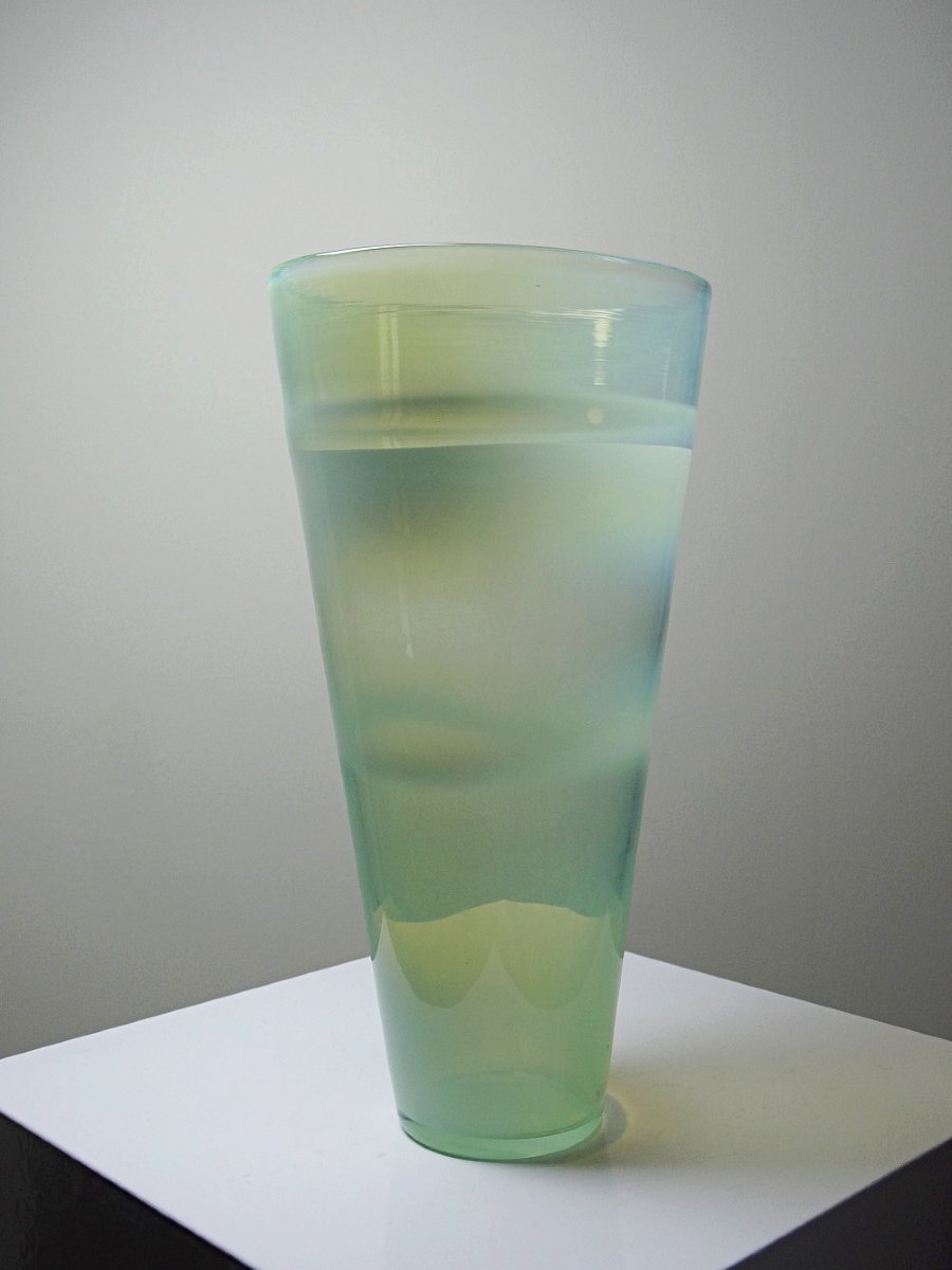 Vase en verre opalin soufflé, style Kosta Boda, design scandinave XXe-photo-1