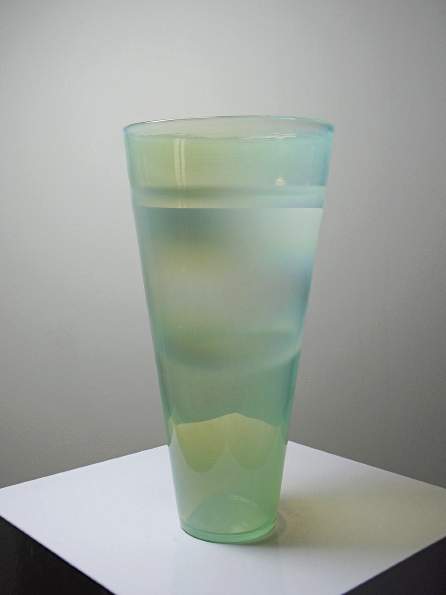 Vase en verre opalin soufflé, style Kosta Boda, design scandinave XXe-photo-2