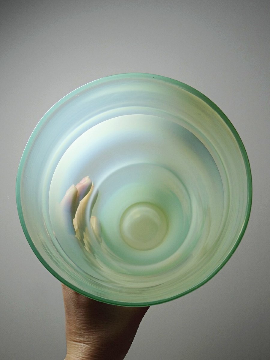 Vase en verre opalin soufflé, style Kosta Boda, design scandinave XXe-photo-5