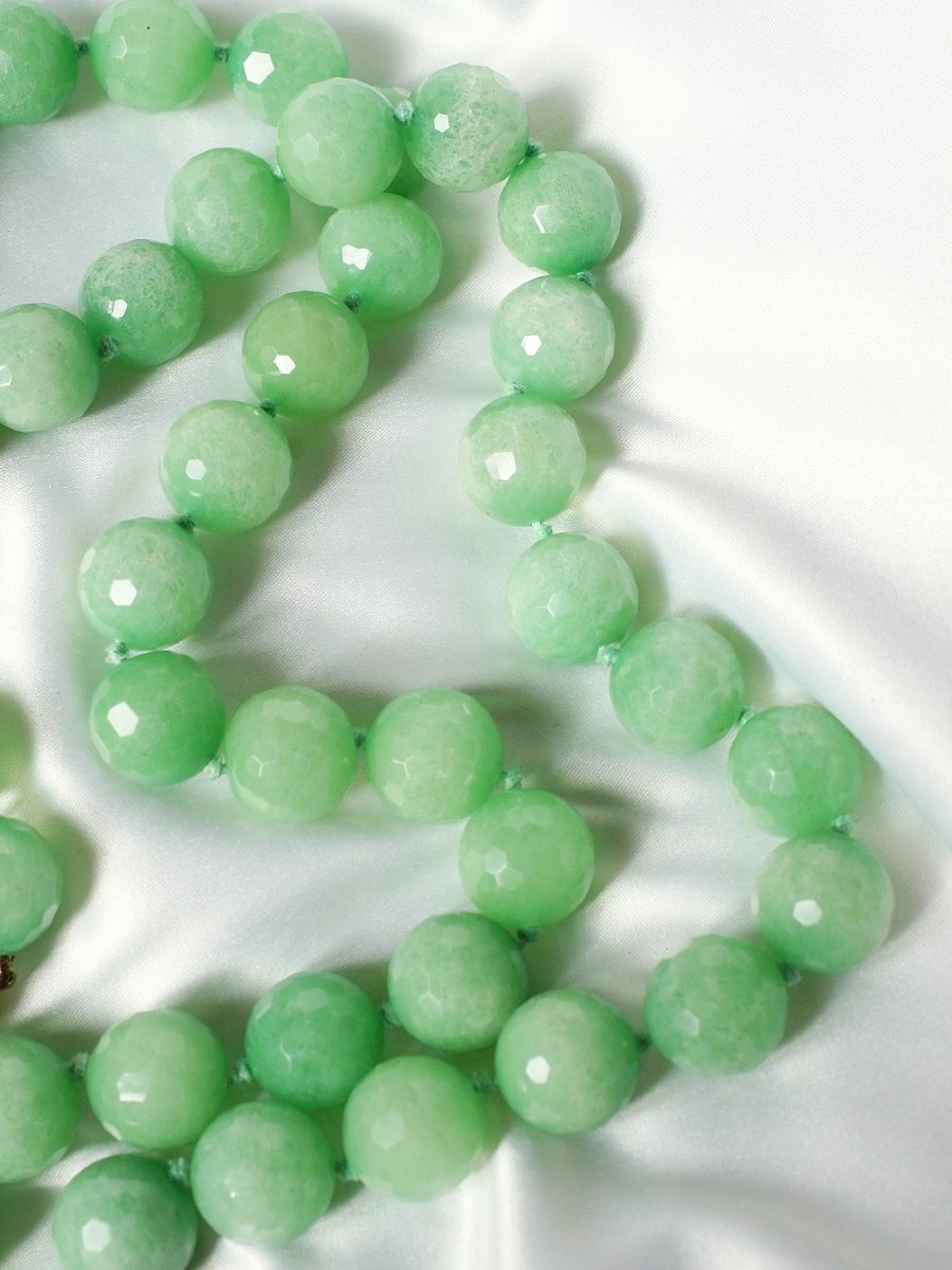Imposing Long Necklace Of Large Faceted Chrysoprase Beads And Vintage Gold-plated Metal-photo-1
