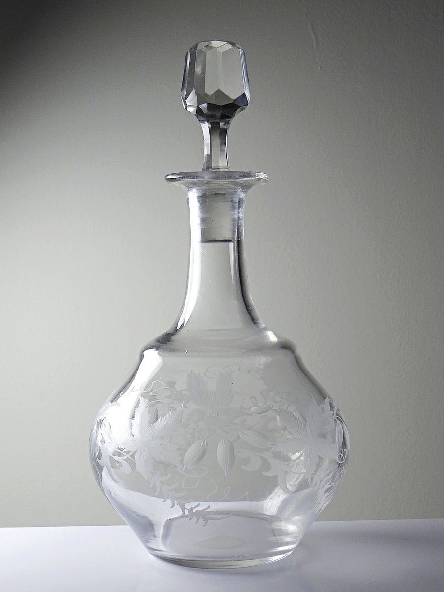 Carafe ancienne en cristal gravé, décor végétal, Bohème XIX-XXe-photo-1