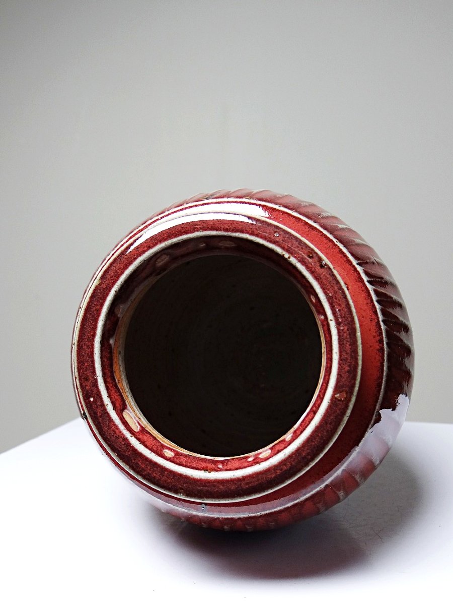 Oxblood Glazed Stoneware Vase With Twisted Ribs, 20th Century Workshop Work-photo-4