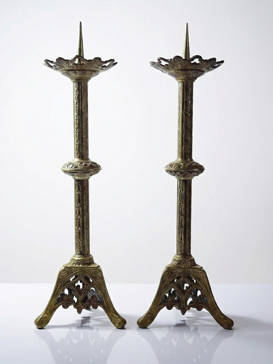 Paire de piques-cierges anciens en bronze doré, style gothique XIXe 
