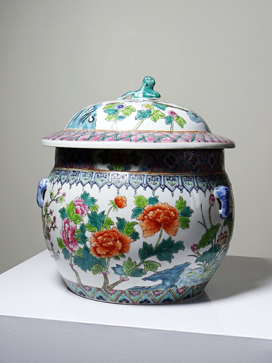 Chinese Porcelain Covered Pot, Floral Famille Rose Design, 20th Century-photo-2