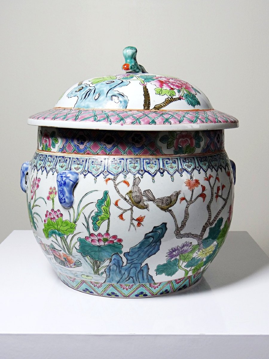 Chinese Porcelain Covered Pot, Floral Famille Rose Design, 20th Century-photo-3