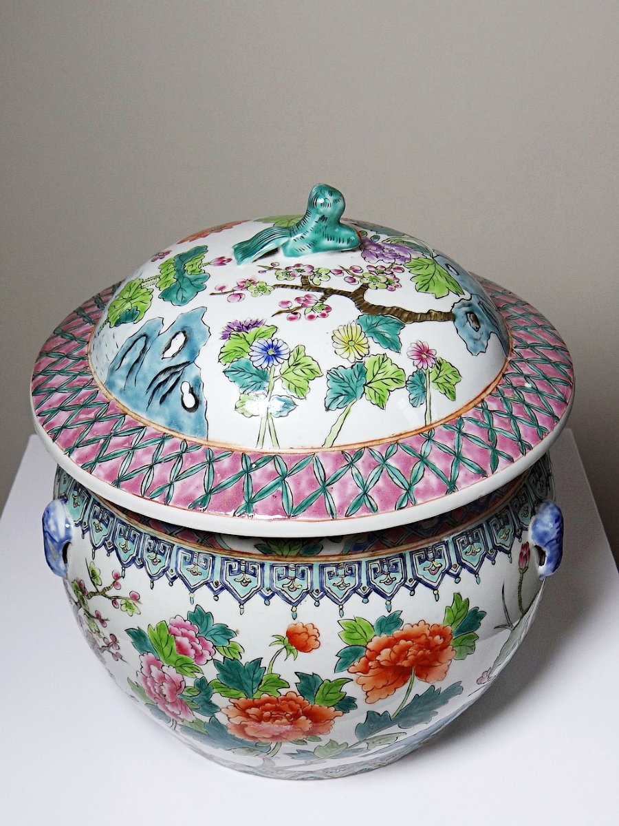 Chinese Porcelain Covered Pot, Floral Famille Rose Design, 20th Century-photo-1