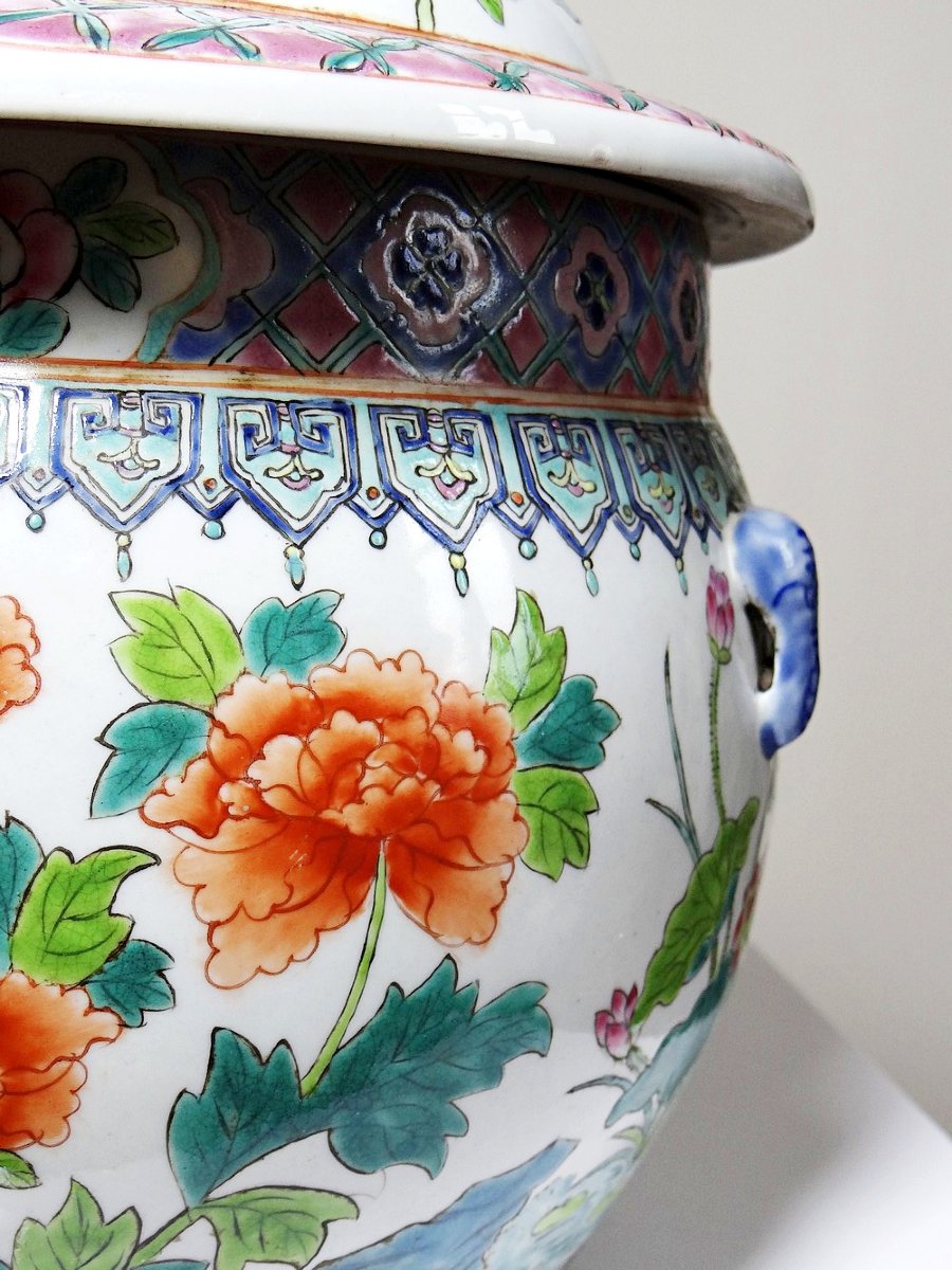 Chinese Porcelain Covered Pot, Floral Famille Rose Design, 20th Century-photo-3