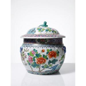 Pot couvert en porcelaine de Chine, décor famille rose floral, XXe siècle
