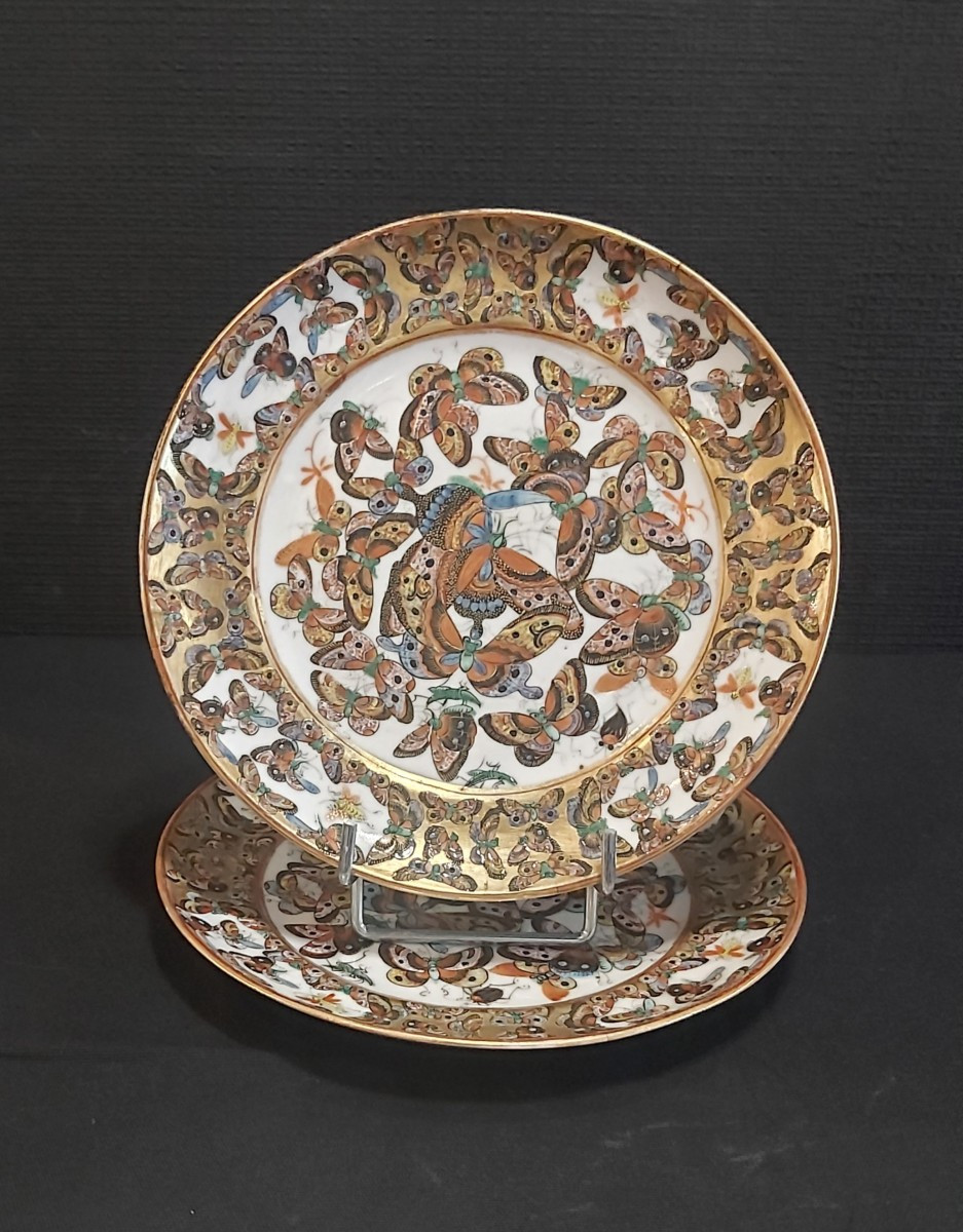 Paire d'assiettes Canton début 19ème  dites "Aux mille papillons".