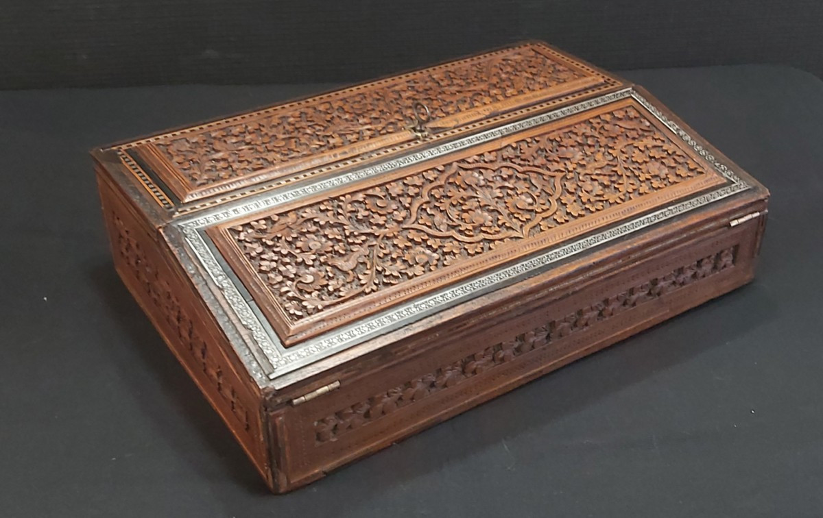 Écritoire anglo-indien sculpté