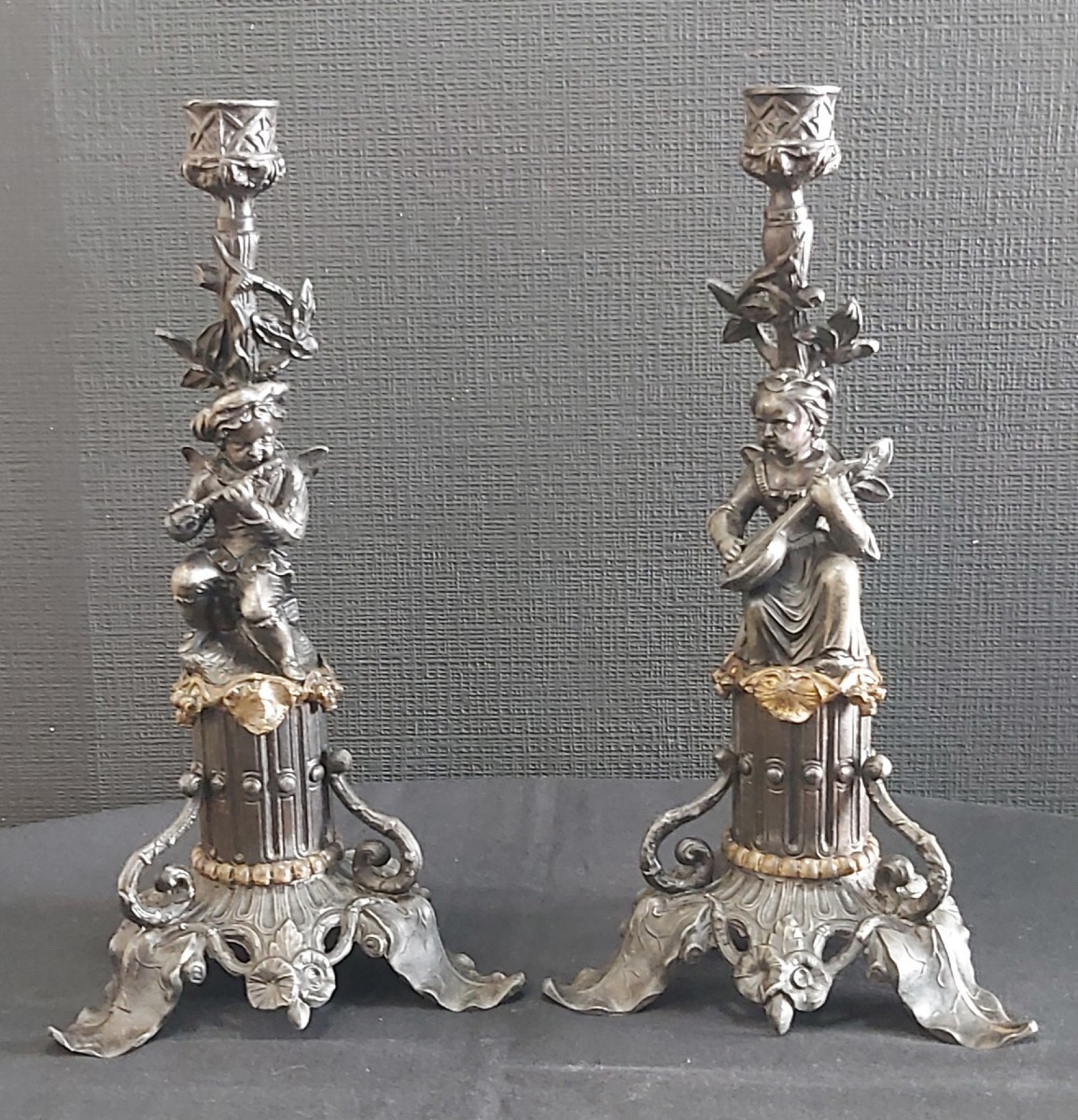 Paire de chandeliers régule et bronze, enfants musiciens, XIXème.