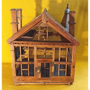Importante Cage à Oiseaux Formant Maison De Poupée. 