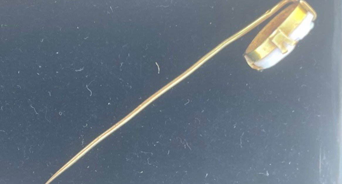 750 Gold Pin Adorned With A Seashell Cameo-photo-1