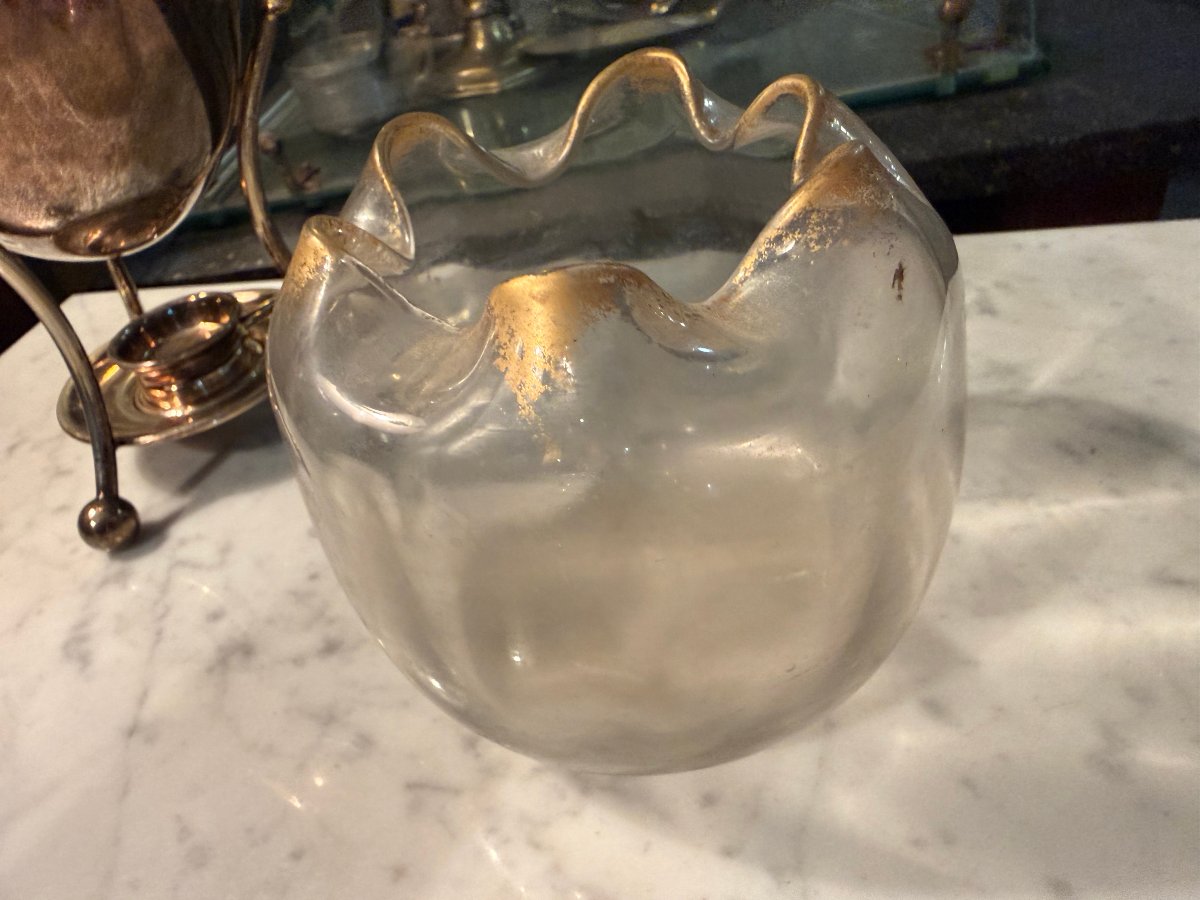 Vase boule à col ondulé en verre soufflé givré à rehaut or, vers 1890-1910-photo-3