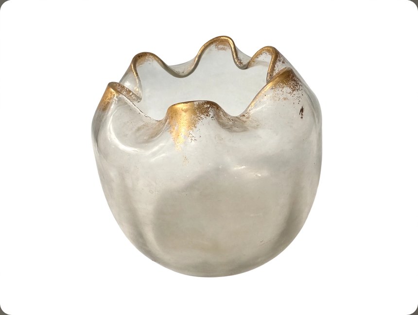 Vase boule à col ondulé en verre soufflé givré à rehaut or, vers 1890-1910
