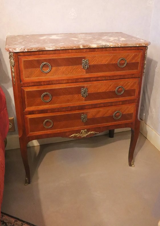 Jump-style Chest Of Drawers Made Of Veneered Wood