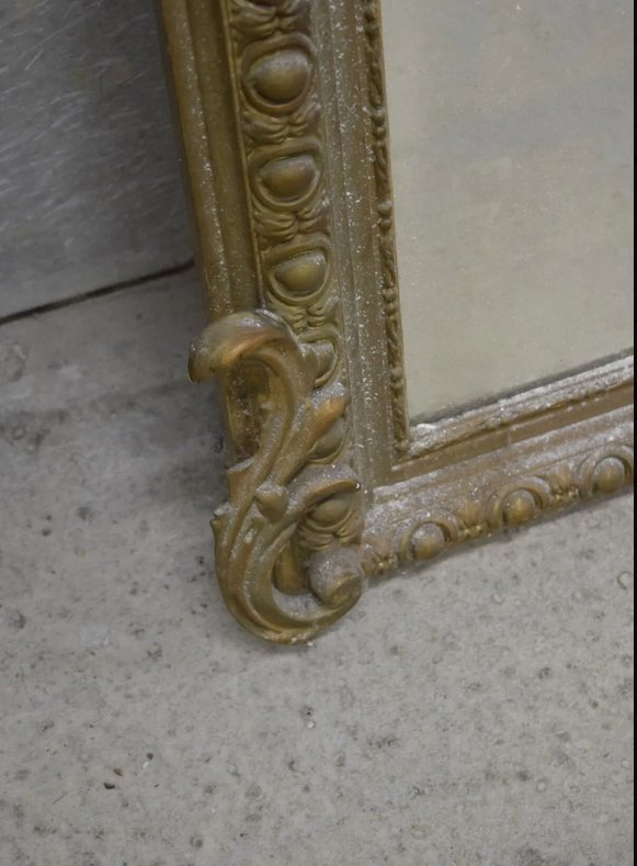 Miroir rectangulaire à fronton en bois et stuc doré à la feuille, modèle Rocaille-photo-2