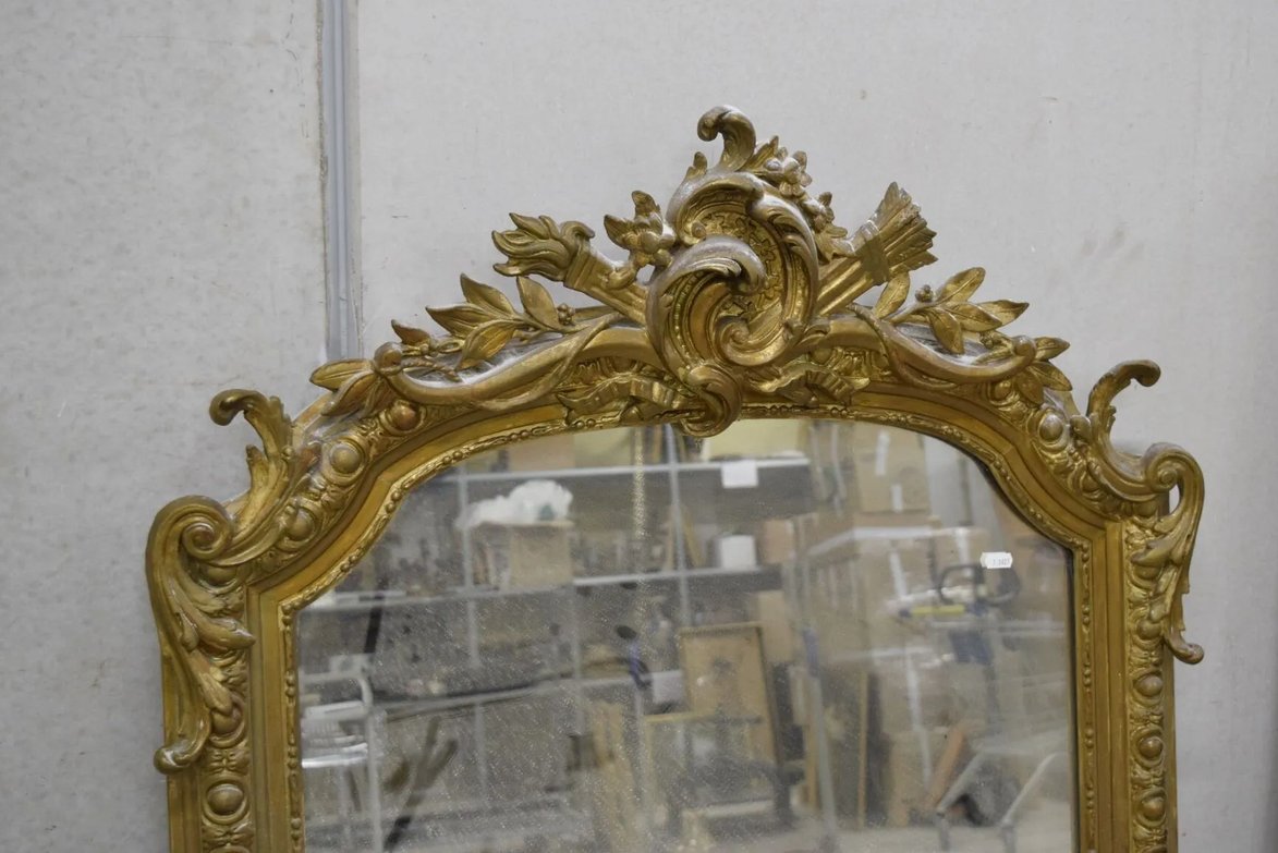 Miroir rectangulaire à fronton en bois et stuc doré à la feuille, modèle Rocaille-photo-3