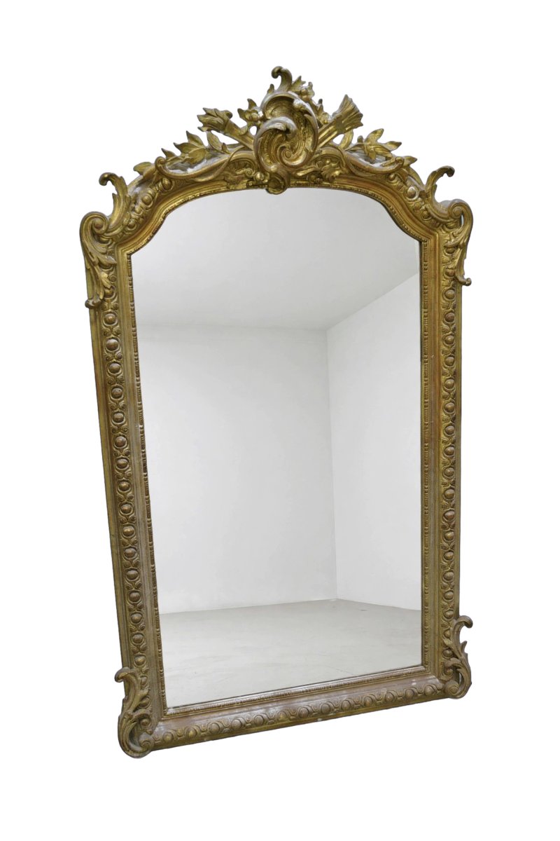 Miroir rectangulaire à fronton en bois et stuc doré à la feuille, modèle Rocaille