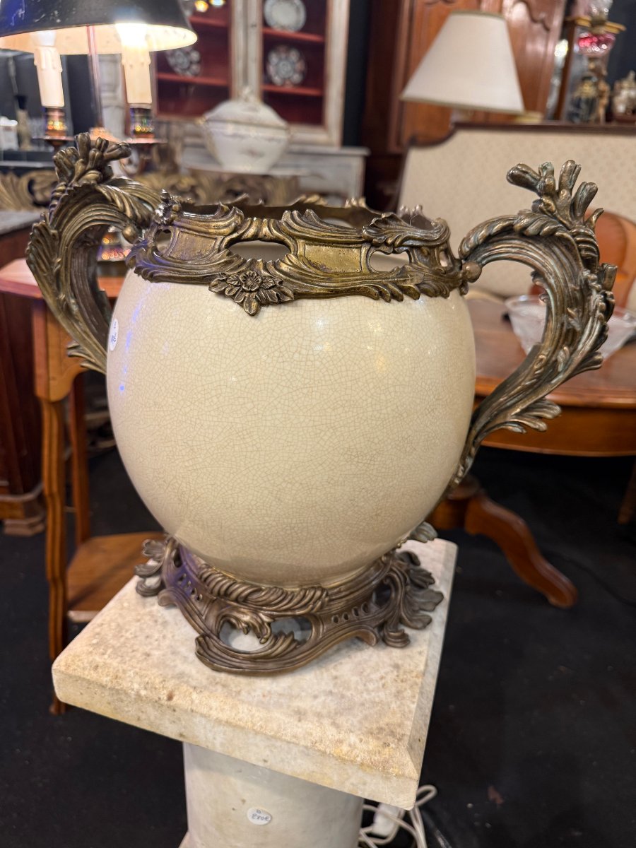 Jardinière boule en porcelaine craquelée montée bronze