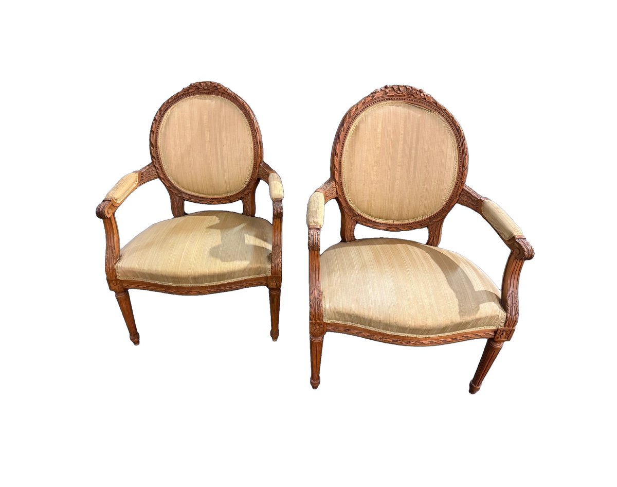 Paire de fauteuils à dossier médaillon de style Louis XVI - fin XIXe / début XXe