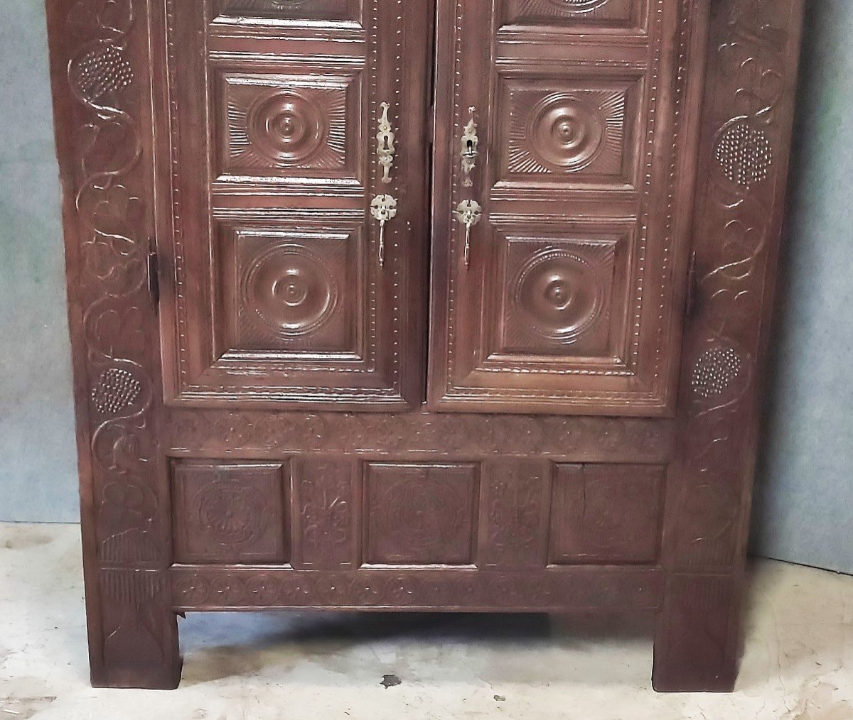 Small Sacristy Oak Wardrobe Monogrammed Ihs And Dating From 1736-photo-3