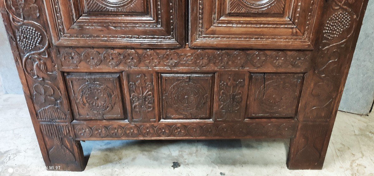 Small Sacristy Oak Wardrobe Monogrammed Ihs And Dating From 1736-photo-4