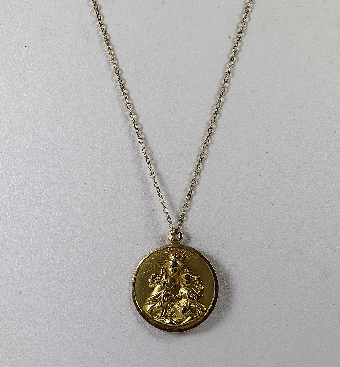 18k Gold Chain And 18k Gold Baptism Medal, Weight 10g. 20th Century-photo-3