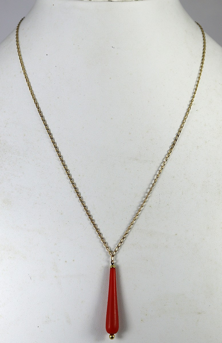 18k Gold Chain (weight 2.73 G) And Pendant Decorated With A Drop-shaped Coral, 20th Century