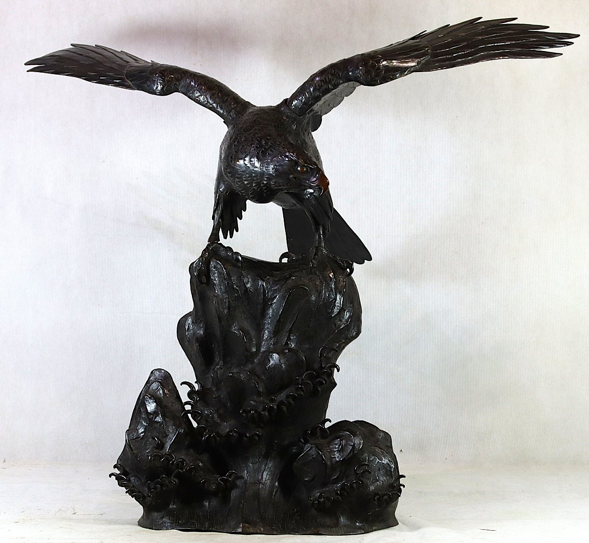 OKIMONO MASSIF EN BRONZE D'UN AIGLE DE MER Japon période Meiji.-photo-2
