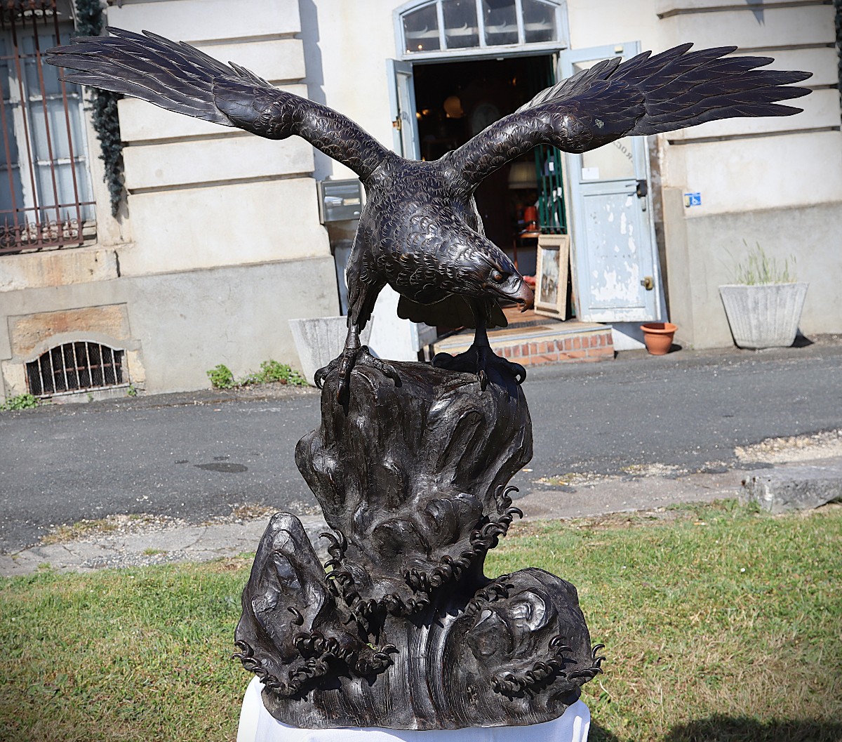 OKIMONO MASSIF EN BRONZE D'UN AIGLE DE MER Japon période Meiji.