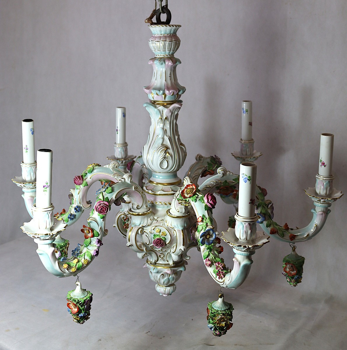 Allemagne Fin XIXe, Lustre en porcelaine.