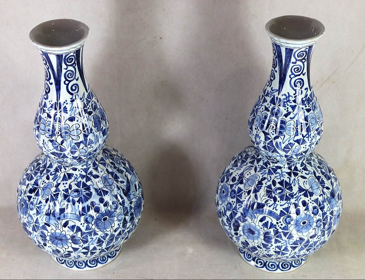 Delft XIXe,  Paire de vases bouteille double gourde en faïence, signé. -photo-3