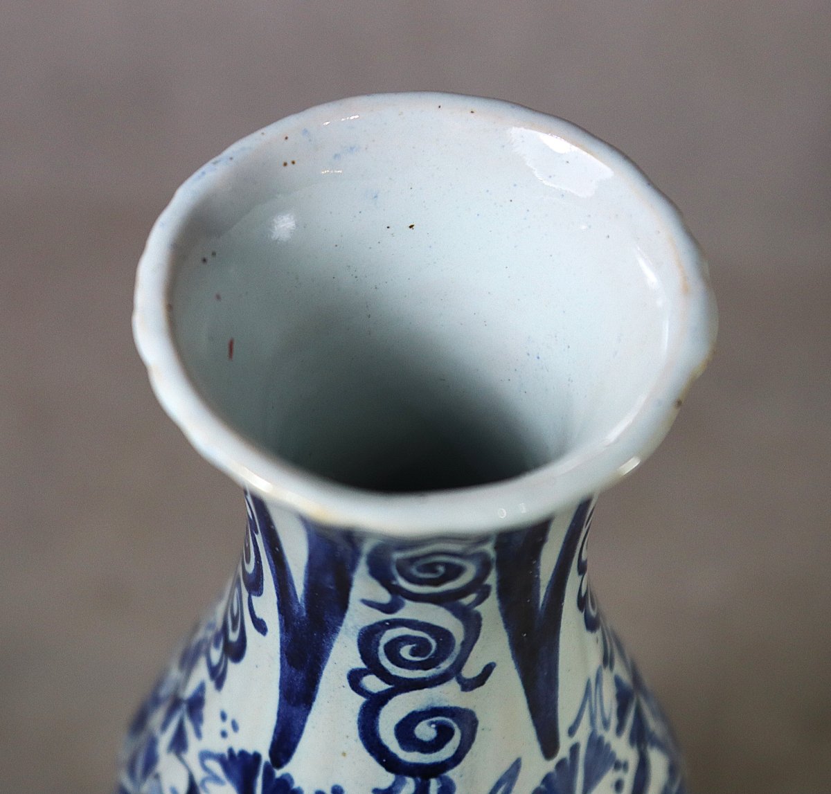 Delft XIXe,  Paire de vases bouteille double gourde en faïence, signé. -photo-4
