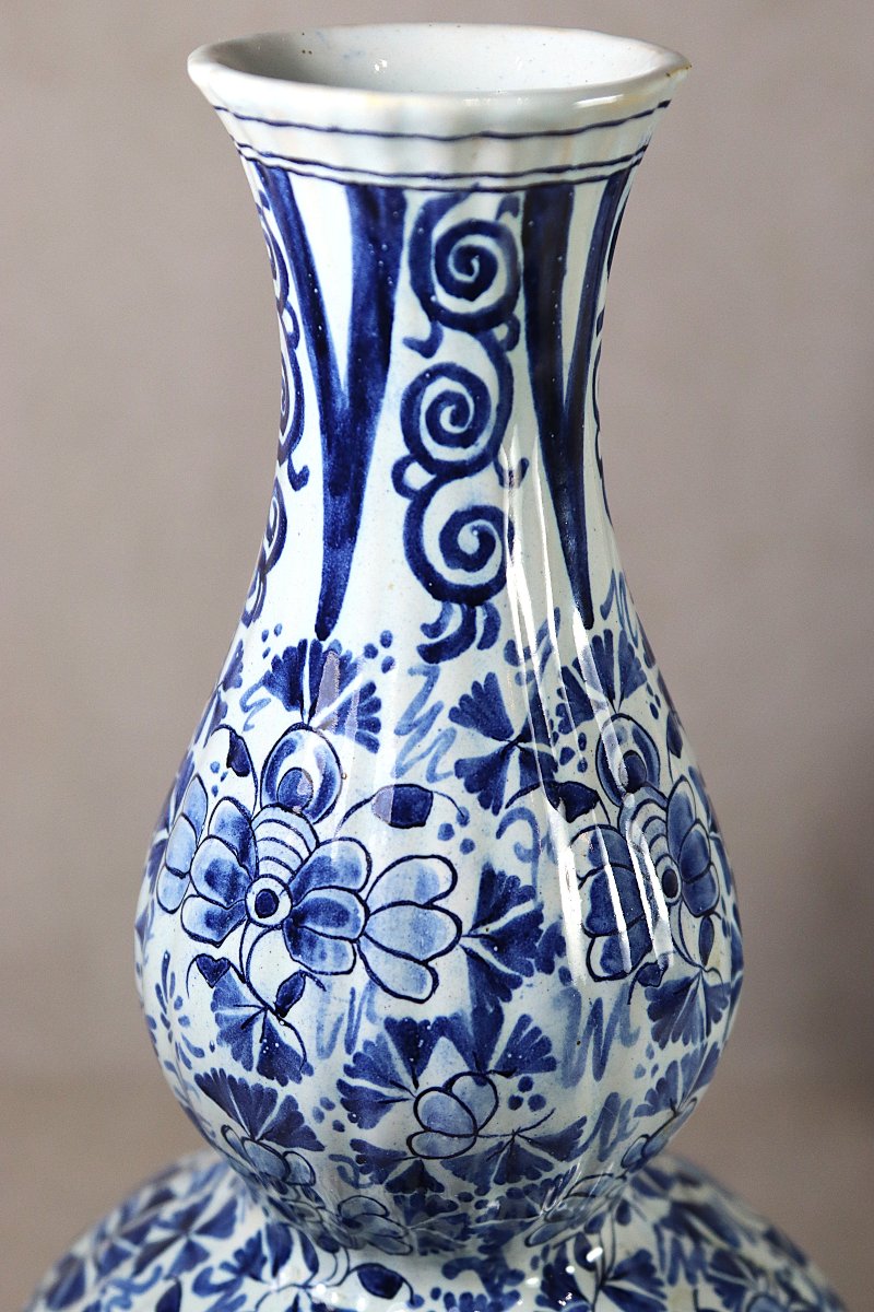 Delft XIXe,  Paire de vases bouteille double gourde en faïence, signé. -photo-1