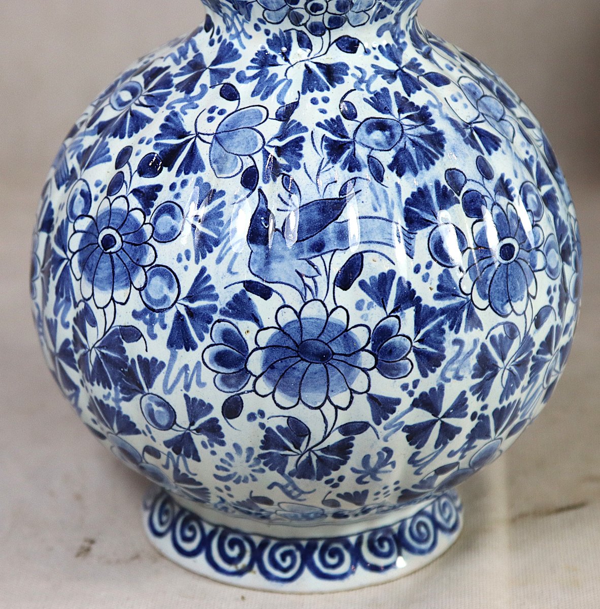 Delft XIXe,  Paire de vases bouteille double gourde en faïence, signé. -photo-2