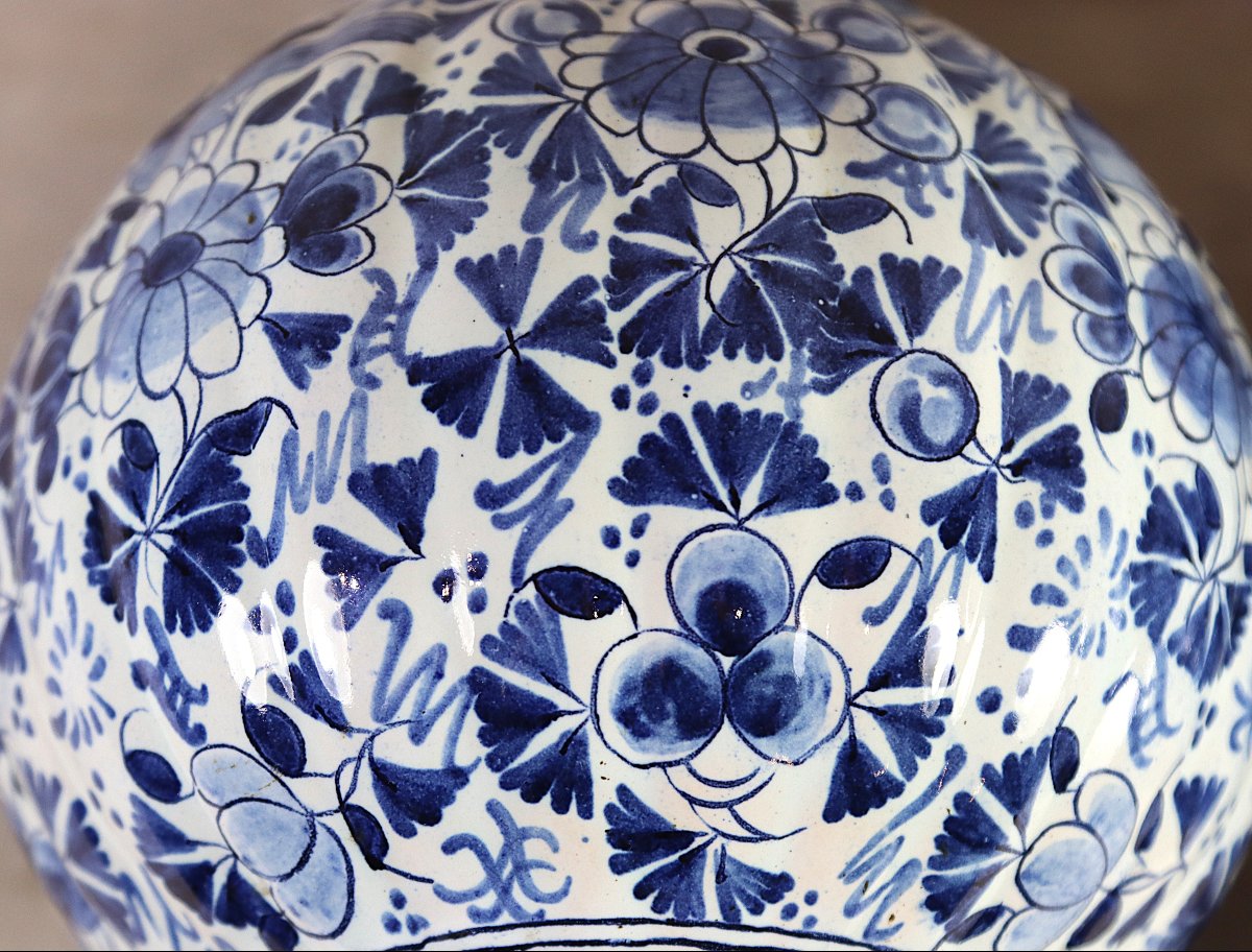 Delft XIXe,  Paire de vases bouteille double gourde en faïence, signé. -photo-3