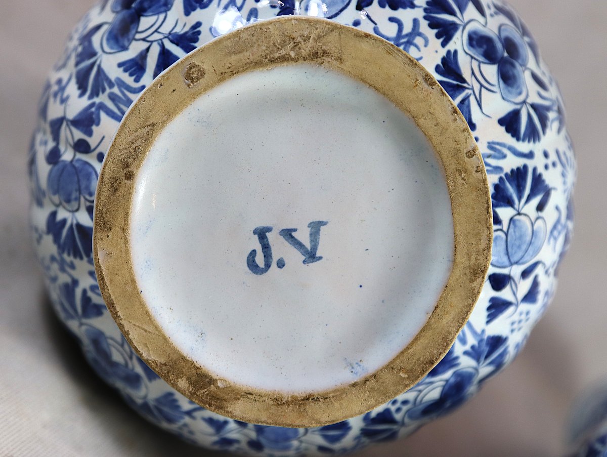 Delft XIXe,  Paire de vases bouteille double gourde en faïence, signé. -photo-4