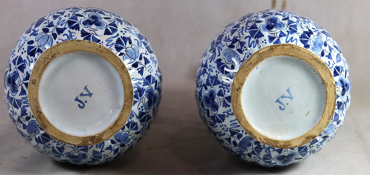 Delft XIXe,  Paire de vases bouteille double gourde en faïence, signé. -photo-5