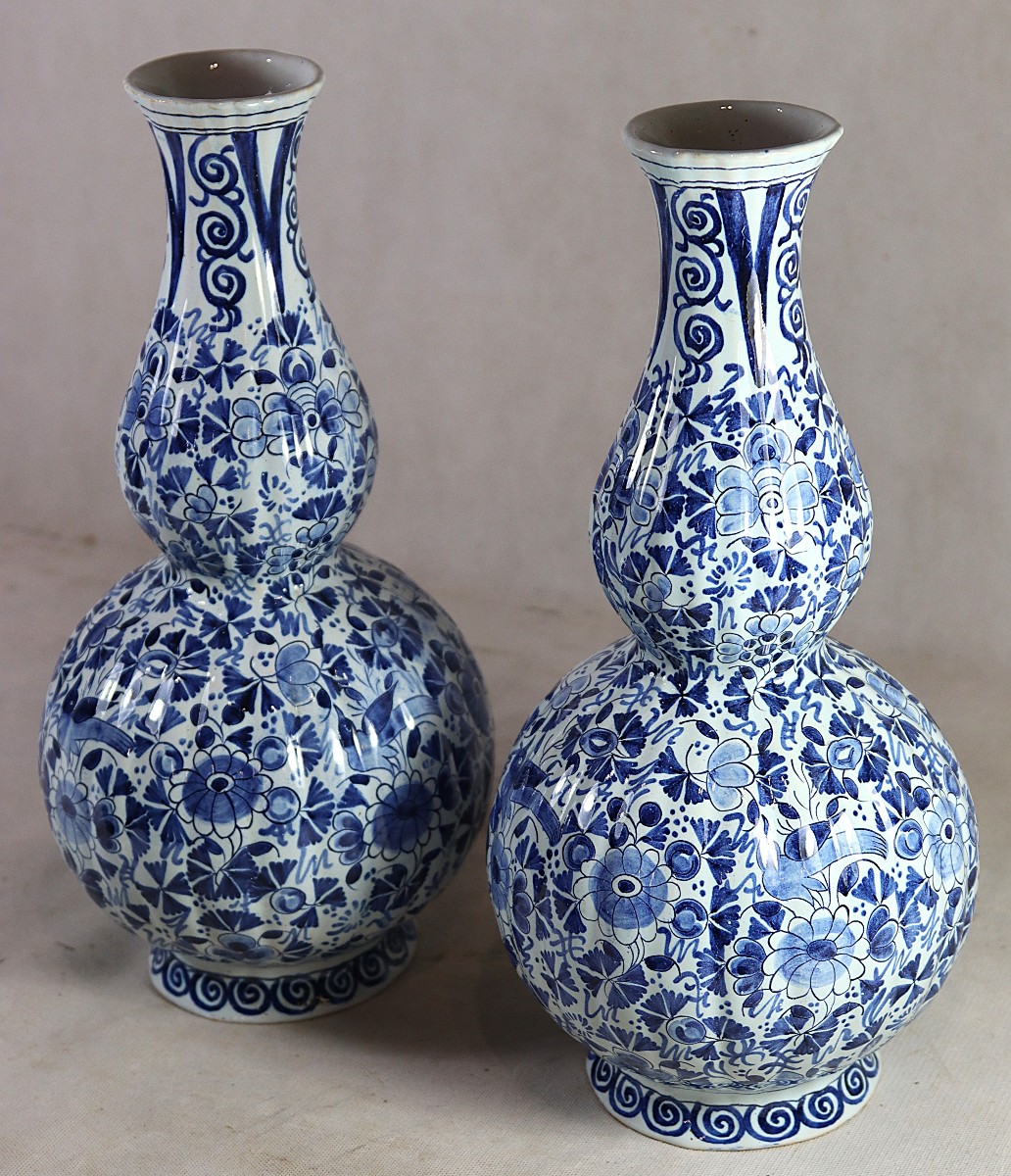 Delft XIXe,  Paire de vases bouteille double gourde en faïence, signé. 