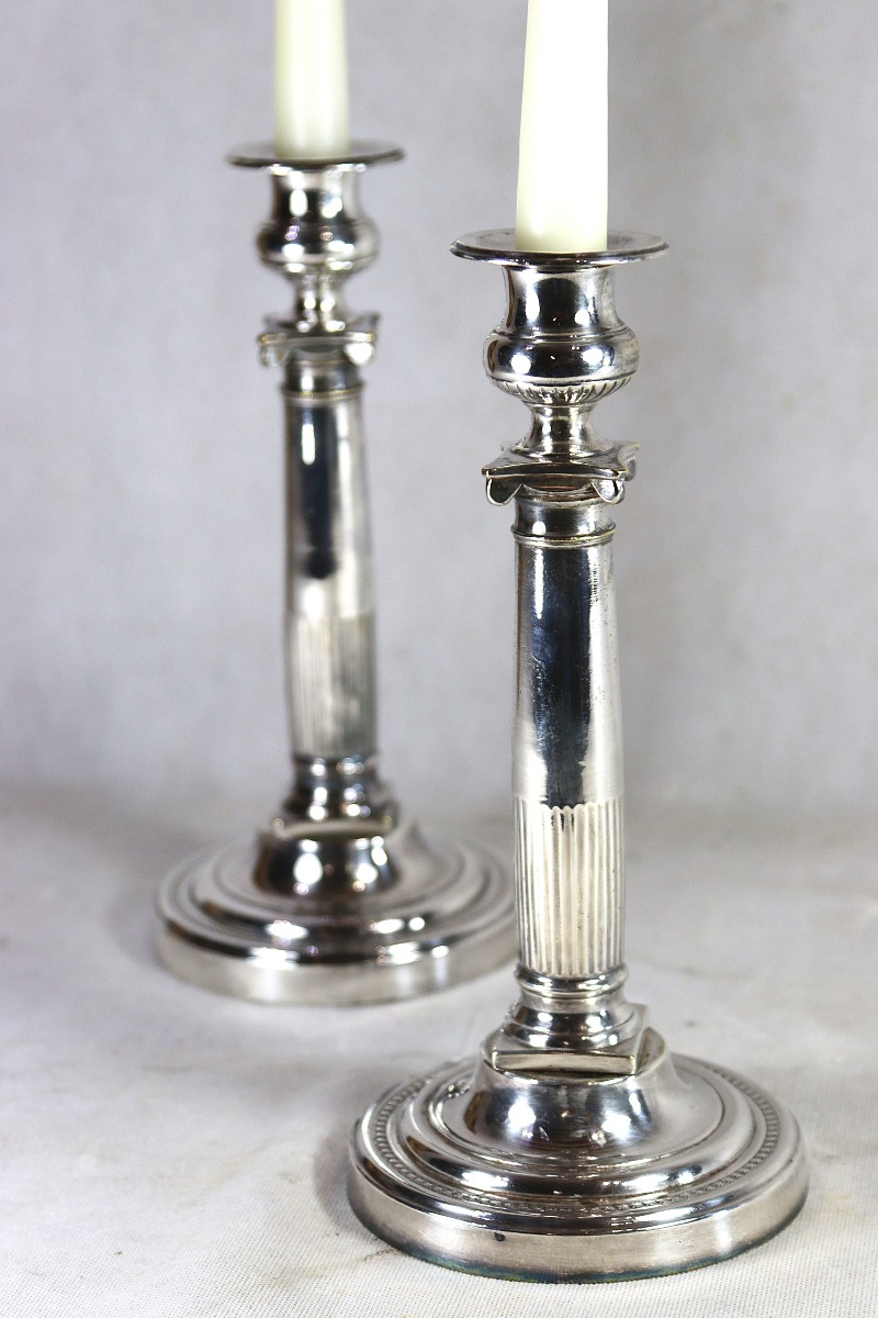 Paire de bougeoirs en métal Argenté, style Empire, XXe